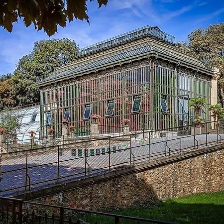 Service - En Face Du Musee - 5 * Paris